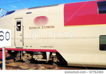 臥舖特快 Sunrise Izumo 路過標有 60 的標誌 97762866