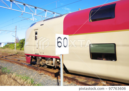 火車經過標有 60 的標誌的構圖 火車經過標有 60 的標誌的構圖 97763606