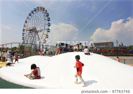 Kids bounce, fly, run around, lie down and play in the fluffy dome until they're exhausted 97763748