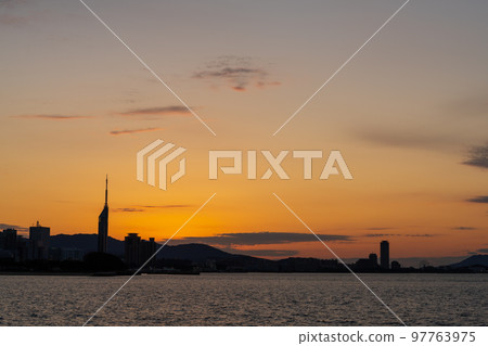 《福岡縣》PayPay Dome和福岡塔方向的夜景 97763975