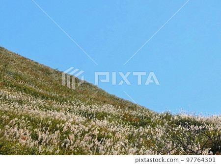 大室山和深秋的藍天2 97764301