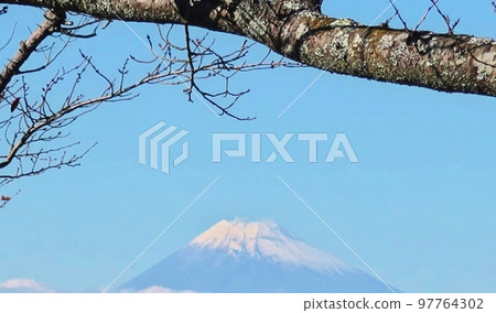 富士山遠景和秋天加深的藍天2 97764302