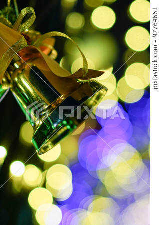 鈴鐺和照明的散景 97764661