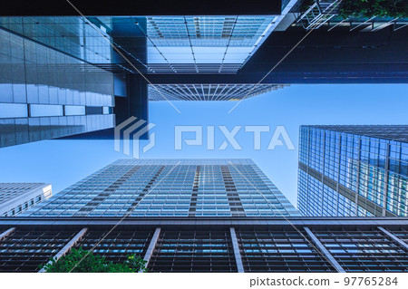 丸之內的城市景觀 在辦公區的建築物之間仰望狹窄的天空 97765284