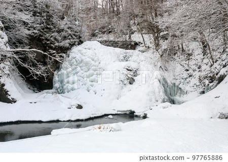 Snow-covered Osoushi Falls (Osoushi Falls) in Yuni, Hokkaido (December) 97765886