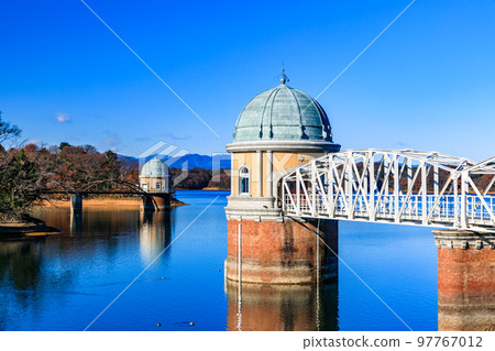 東京都東大和市村山水庫(多摩湖)堤岸的風景 東京都東大和市村山水庫(多摩湖)堤岸的風景 97767012