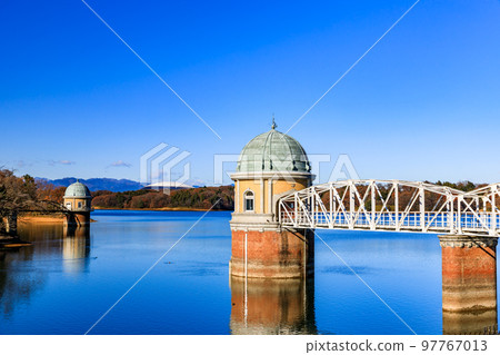 東京都東大和市村山水庫（多摩湖）堤岸的風景 97767013