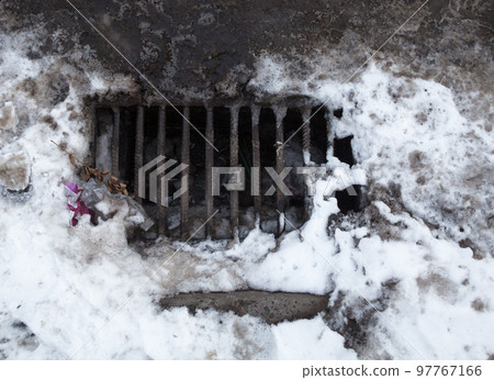 Drain grate in winter. 97767166
