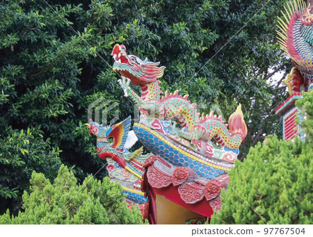 中國式寺廟建築屋頂龍雕像 中國式寺廟建築屋頂龍雕像 97767504