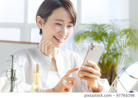 有智慧型手機的女人 97768396
