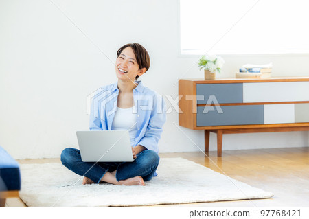 一個在家放鬆和工作的女人 97768421