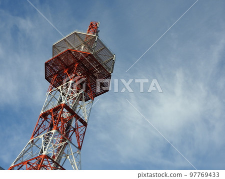 藍天和無線電鐵塔 97769433