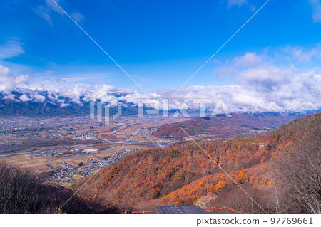 [Sea of clouds material] Matsumotodaira sea of clouds seen from Mt. Nagamine in winter [Nagano Prefecture] 97769661