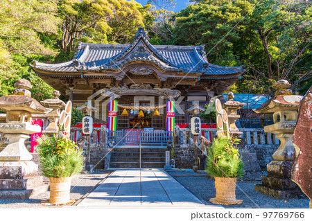 [Shizuoka Prefecture] Shirahama Shrine Worship Hall with New Year Decorations 97769766