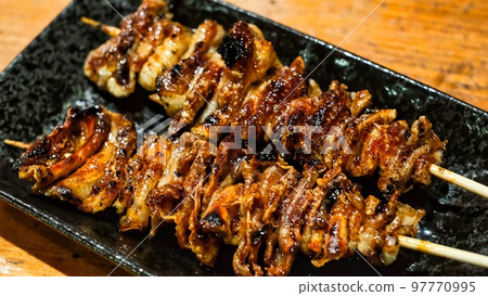皮膚烤雞肉串 我在一家烤雞肉串餐廳吃過 皮膚烤雞肉串 我在一家烤雞肉串餐廳吃過 97770995