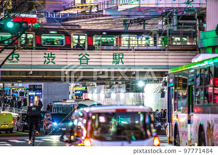 日本東京城市景觀黑色山手線進入澀谷站平台。立交橋下送餐 = 12 月 16 日 日本東京城市景觀黑色山手線進入澀谷站平台。立交橋下送餐 = 12 月 16 日 97771484