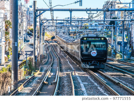 日本東京街景 在駒込和田端之間，從駒込穿過中里附近的黑色山手線（正面）（背面田端方向） 97771555