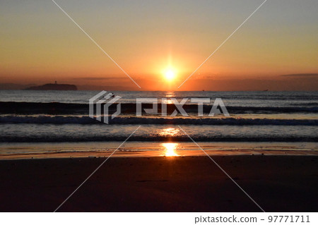 大海和日出(江之島) 大海和日出(江之島) 97771711