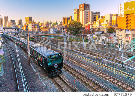日本東京城市景觀鶯谷站前酒店區景觀(左邊是離開車站的黑色山手線) 日本東京城市景觀鶯谷站前酒店區景觀(左邊是離開車站的黑色山手線) 97771879