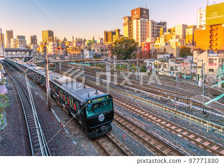 日本東京城市景觀鶯谷站前酒店區景觀(左邊是離開車站的黑色山手線) 日本東京城市景觀鶯谷站前酒店區景觀(左邊是離開車站的黑色山手線) 97771880