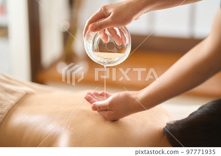 美容師在美容院滴按摩油 97771935