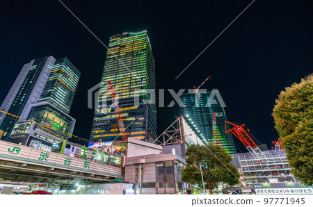 日本東京街景 澀谷站、山手線、澀谷三棟並排的大樓(櫻丘再開發大樓外觀待完成)等。 日本東京街景 澀谷站、山手線、澀谷三棟並排的大樓(櫻丘再開發大樓外觀待完成)等。 97771945