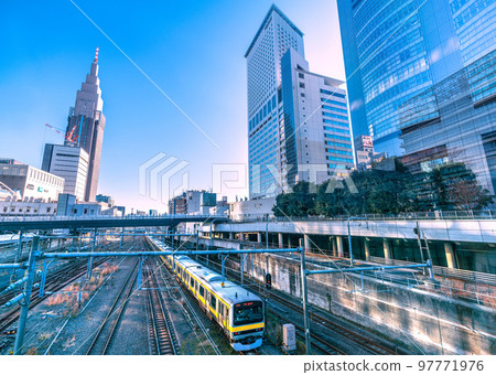 日本東京城市景觀,俯瞰 NTT Docomo 代代木大樓和火車 日本東京城市景觀,俯瞰 NTT Docomo 代代木大樓和火車 97771976