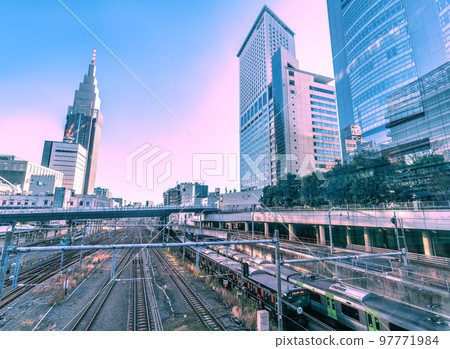 日本東京的城市景觀，可以看到 NTT Docomo 代代木大樓和經過山手線（綠色）的黑色山手線 97771984