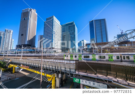 日本東京城市景觀 從濱松町站(北口)前看新幹線和摩天大樓 日本東京城市景觀 從濱松町站(北口)前看新幹線和摩天大樓 97772831