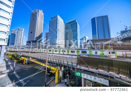 從濱松町站（北口）前看山手線和摩天大樓的日本東京城市景觀 97772861