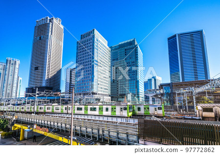 從濱松町站（北口）前看山手線和摩天大樓的日本東京城市景觀 97772862