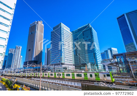 從濱松町站(北口)前看山手線和摩天大樓的日本東京城市景觀 從濱松町站(北口)前看山手線和摩天大樓的日本東京城市景觀 97772902