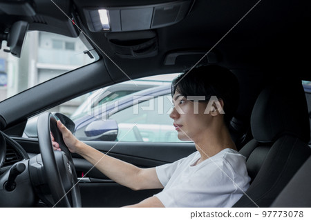 一個年輕人開車的肖像 97773078