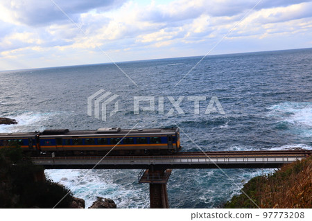 以日本海為背景,穿越青浦大橋的山陰本線電車 以日本海為背景,穿越青浦大橋的山陰本線電車 97773208