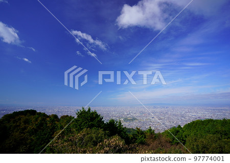 秋天的早晨，從鐘聲響起的展望台看到的大阪平原 97774001