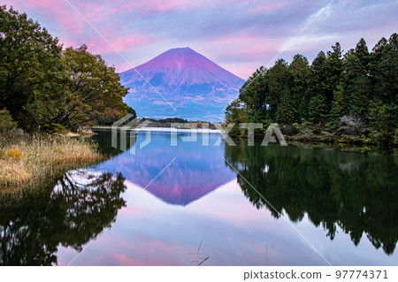 [Shizuoka Prefecture, Fujinomiya City] Lake Tanuki and Mt. Fuji at dusk November, 97774371