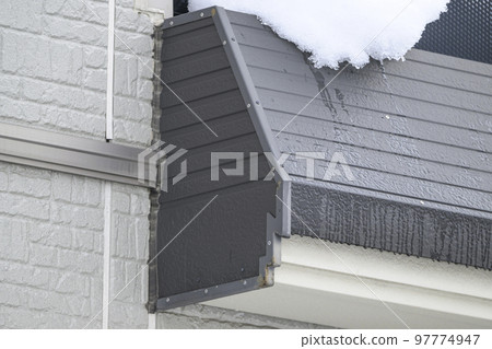 Diagnosis before housing renovation (rust on eaves) 97774947