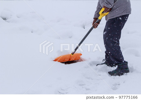 冬天：一個人在除雪，鏟子，除雪 97775166