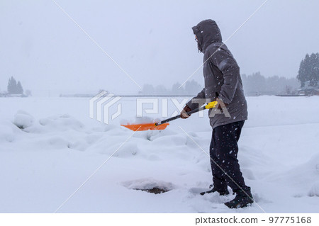 冬天：一個人在除雪，鏟子，除雪 97775168