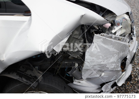一輛在交通事故中受損的汽車 97775173