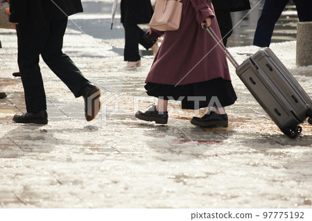 雪融雪地上行走的人影 97775192