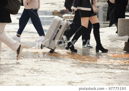 雪融雪地上行走的人影 97775193