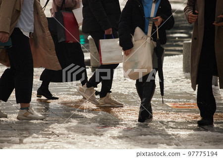 雪融雪地上行走的人影 97775194