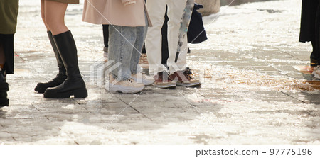 雪融雪地上行走的人影 97775196