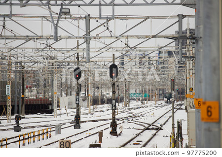 Scenery of the railroad tracks at Nagoya Station in the heavy snow 97775200