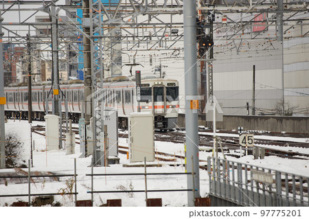 大雪中的名古屋站鐵軌風光 大雪中的名古屋站鐵軌風光 97775201