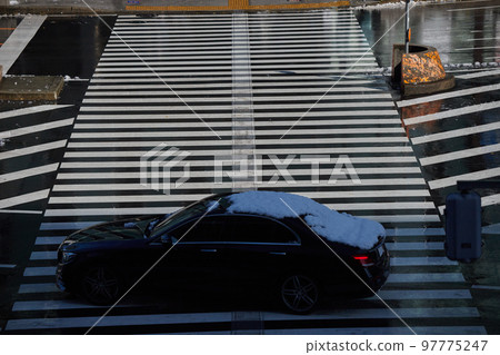 State of the car entering the intersection of the city 97775247