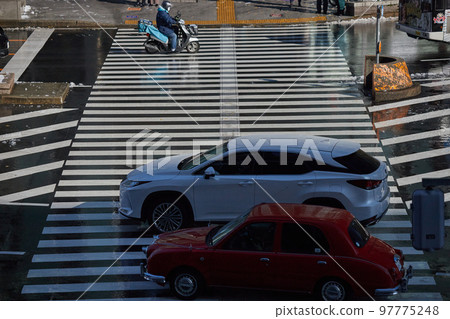 State of the car entering the intersection of the city 97775248