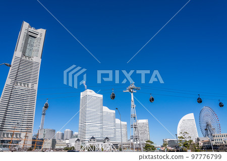 俯視摩天大樓的港未來市風景 俯視摩天大樓的港未來市風景 97776799