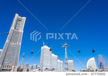 俯視摩天大樓的港未來市風景 97776800